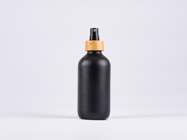 Schwarzglasflasche 250ml, mit Zerstäuber Bambus
