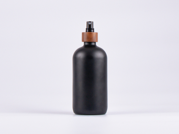 Schwarzglasflasche 500ml, mit Zerstäuber Walnut