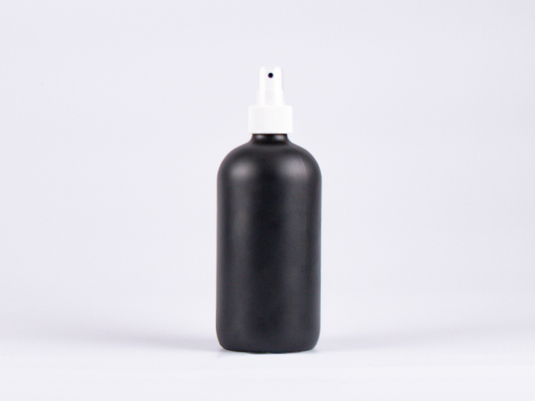 Schwarzglasflasche 500ml, mit Zerstäuber weiss