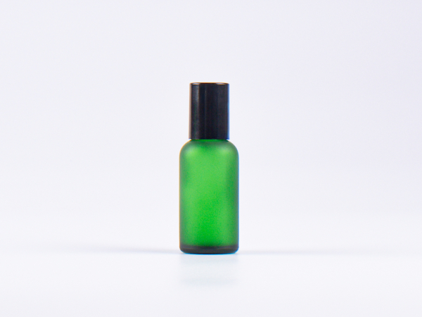 Glasflasche-mit-Roll-On-Montur-Glas-Stahl
