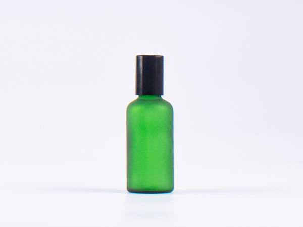 Glasflasche-mit-Roll-On-Montur-Glas-Stahl