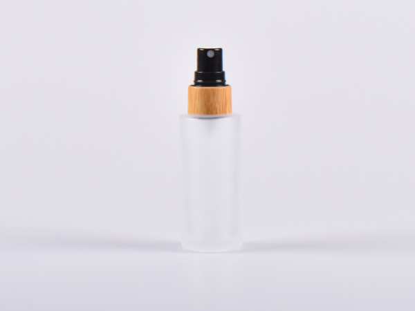 Glasflasche säuremattiert- eckige Schulter, 30ml, mit Zerstäuber Bambus