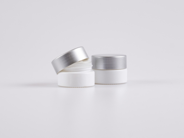 Weissglasdose, 7ml, mit Deckel silber