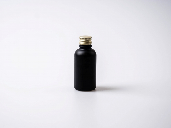 kosmetikflasche-glas-schwarzmatt-golddeckel