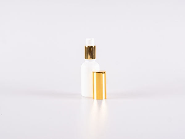 kosmetikflasche-weiss-glas-gold