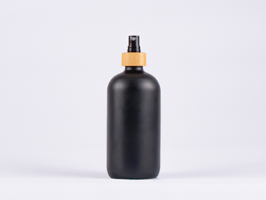 Schwarzglasflasche 500ml, mit Zerstäuber Bambus
