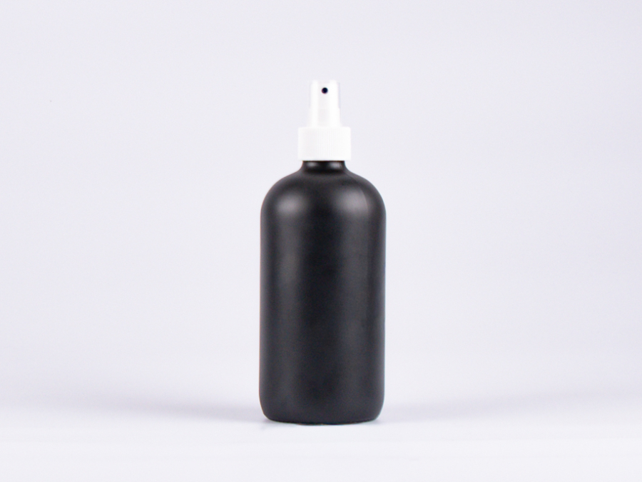 Schwarzglasflasche 500ml, mit Zerstäuber weiss