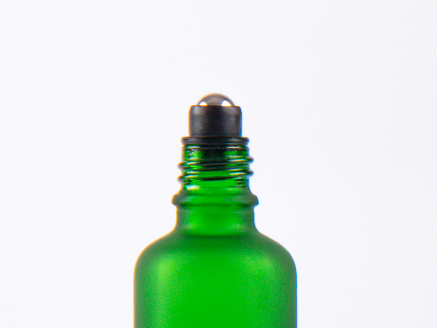 Glasflasche-mit-Roll-On-Montur-Glas-Stahl