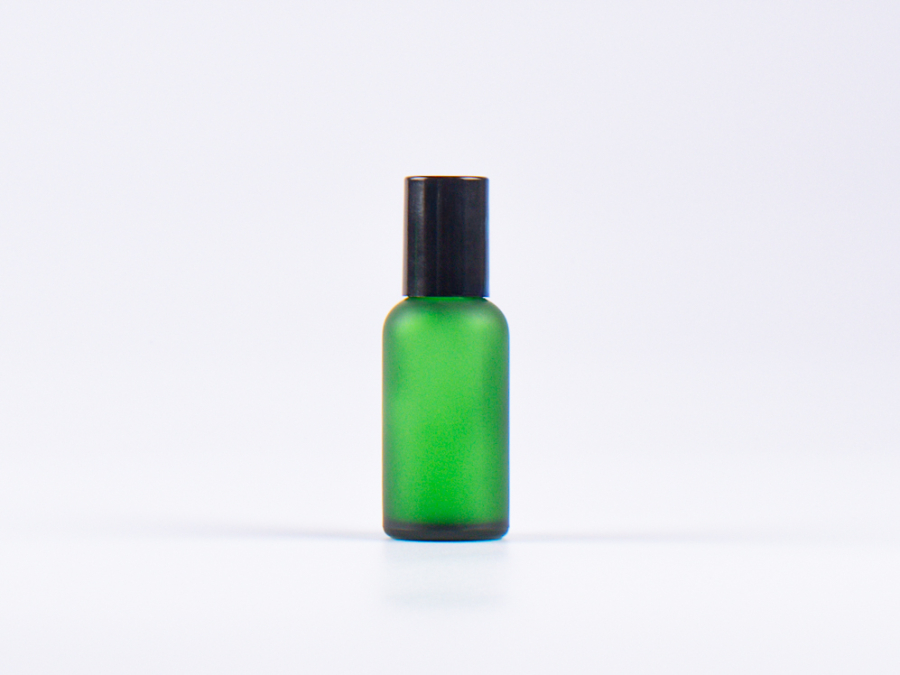 Glasflasche-mit-Roll-On-Montur-Glas-Stahl