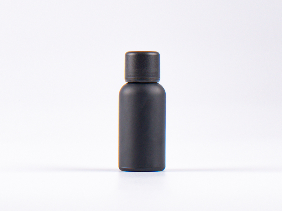 glasflasche-aludeckel-kosmetik-schwarz