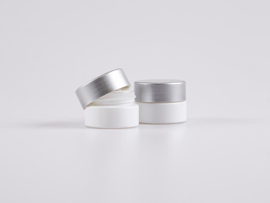 Weissglasdose, 7ml, mit Deckel silber