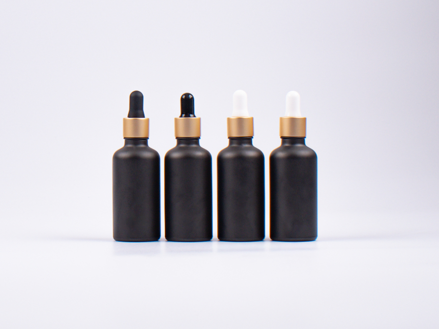 Schwarzglasflasche 50ml, mit Pipette gold