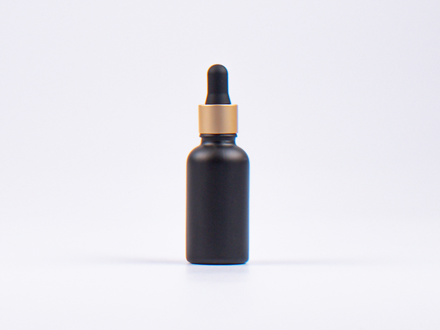 Schwarzglasflasche 30ml, mit Pipette gold
