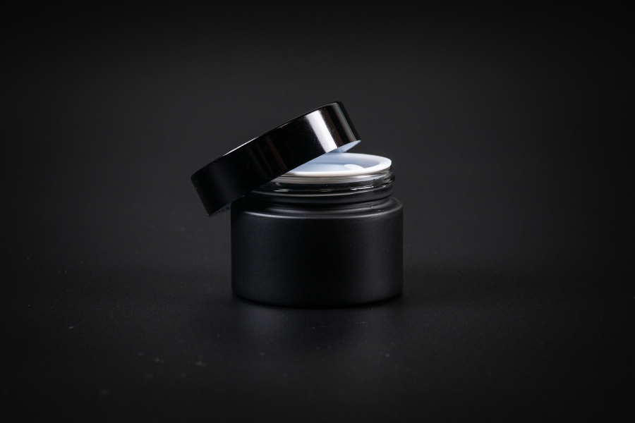 glasdose-mattschwarz-kosmetik