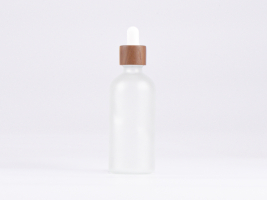 glasflasche-schwarz-pipette-holz-montur